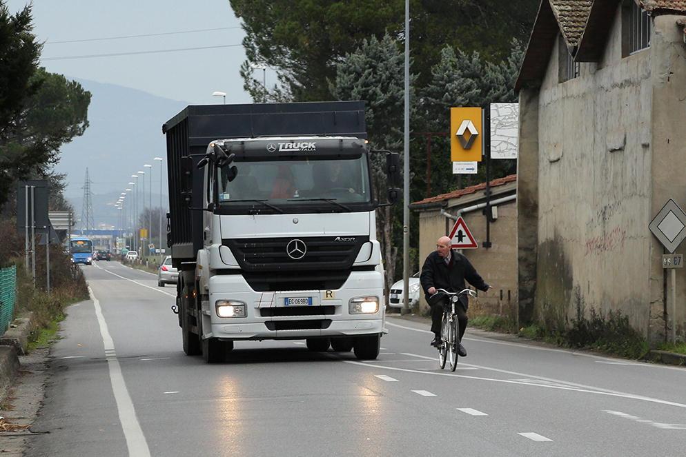 I tir rappresentano un pericolo per i ciclisti sulla via Livornese (Foto Agenzia Carlo Sestini)