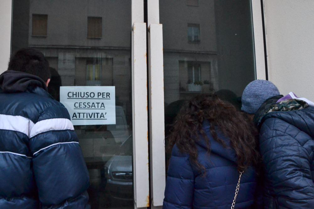 "Chiuso per cessata attività": il cartello affisso sulla vetrina dell'ex libreria Edison, poi Mondadori annuncia la fine di un'epoca (seppur decisamente breve) 