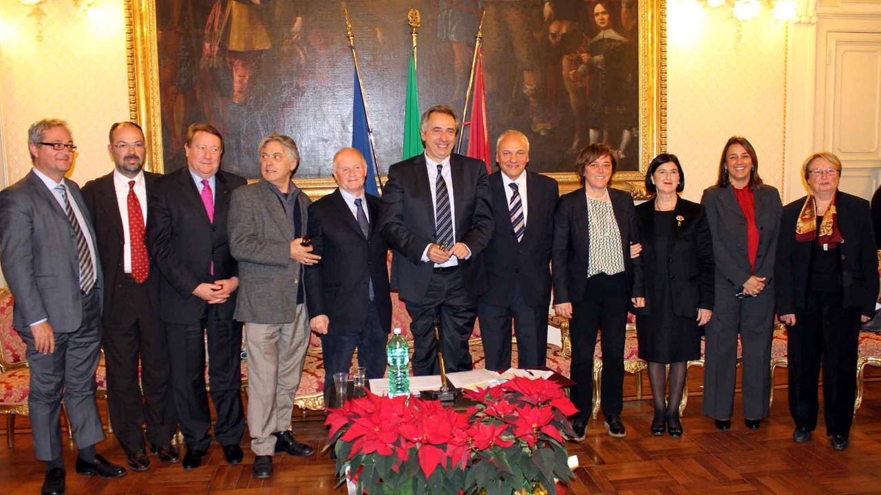 L'ex giunta comunale con al centro il sindaco Alessandro Cosimi (Salvini Pentafoto)