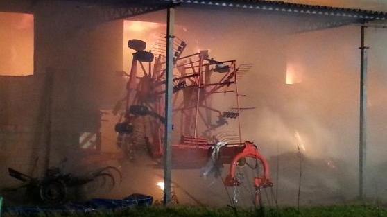 Fiamme nell'azienda agricola di un reggiano, distrutti rotoballe e mezzi