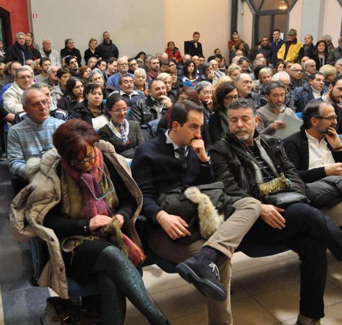 Caos Tari, esplode la rabbia e alla fine arrivano gli agenti 