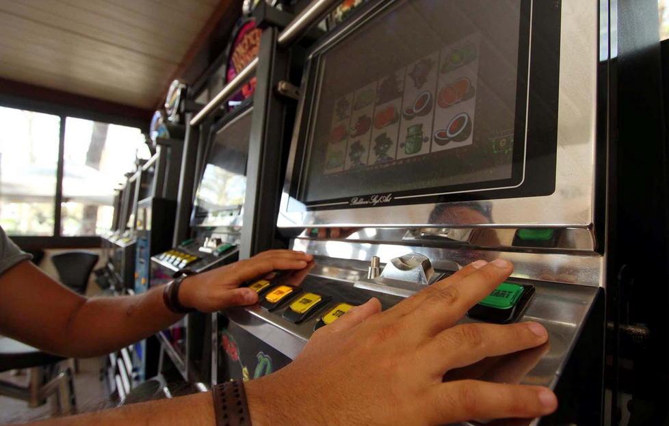 Primo no alle slot machine nel bar dei campi da tennis 