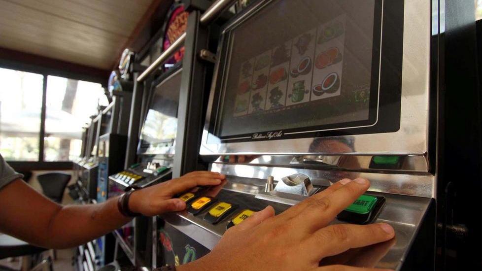 Primo no alle slot machine nel bar dei campi da tennis