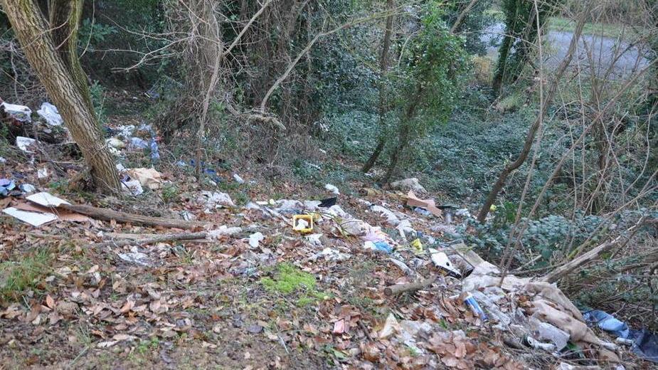 Alle spalle della Ladronaia è cresciuta una discarica