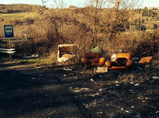 Discarica abusiva nell’area di sosta 