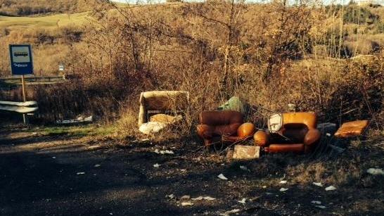 Discarica abusiva nell’area di sosta