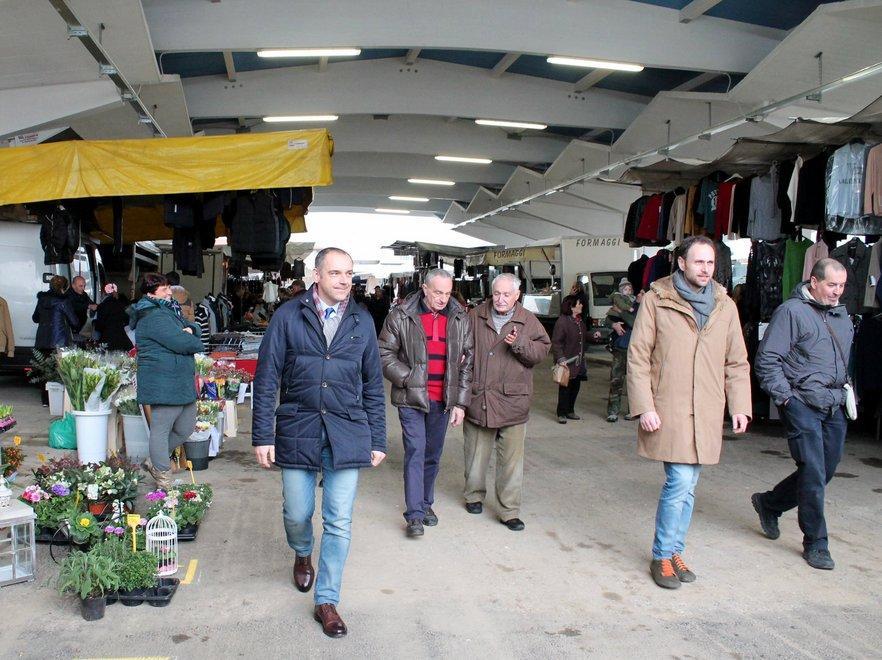 Al mercato i banchi e presto anche la cultura