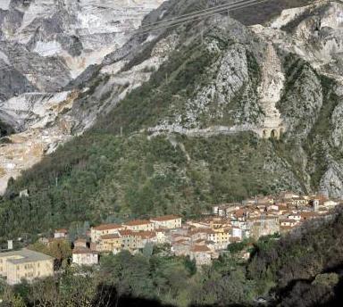 Attacca la casa della ex ma sbaglia abitazione 