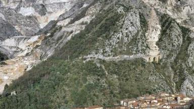 Attacca la casa della ex ma sbaglia abitazione
