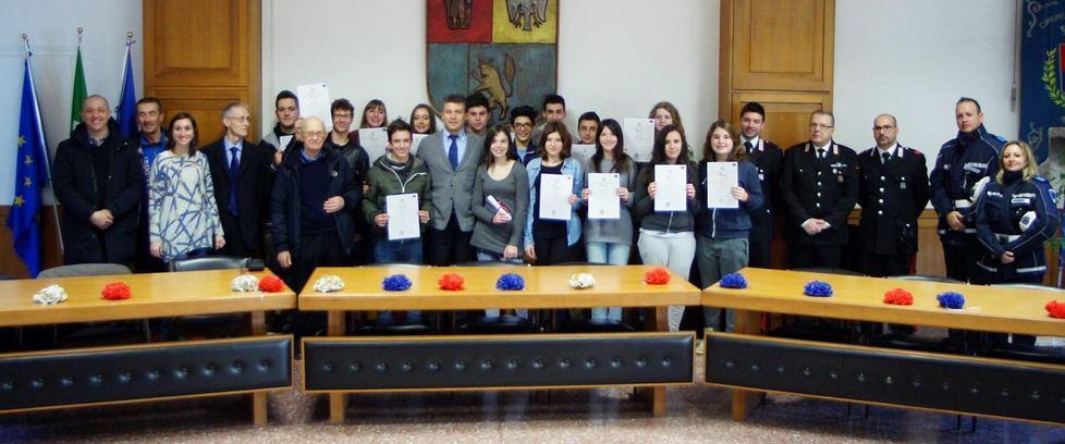 Grande festa dopo l’arrivo del diploma