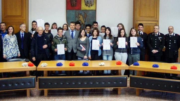 Grande festa dopo l’arrivo del diploma