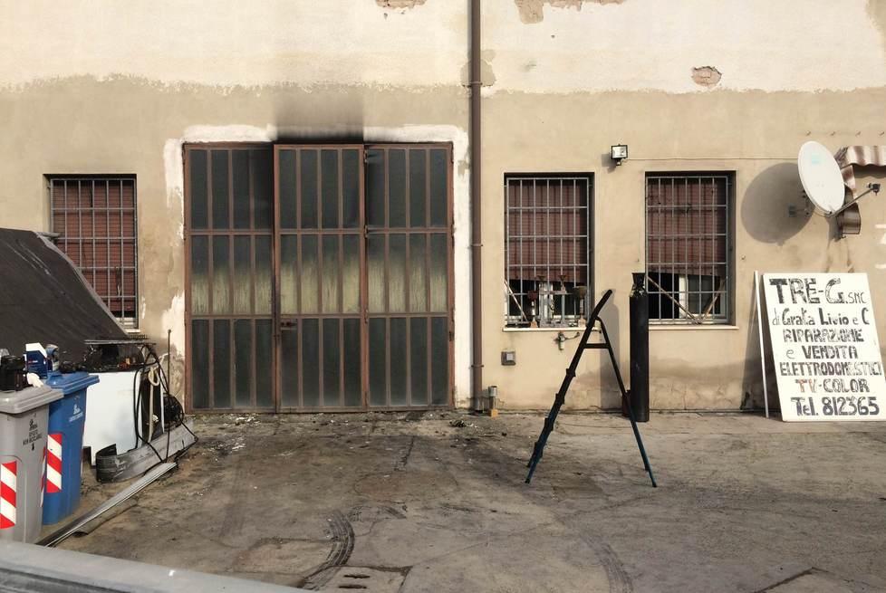 Incendio devasta il laboratorio di riparazione 
