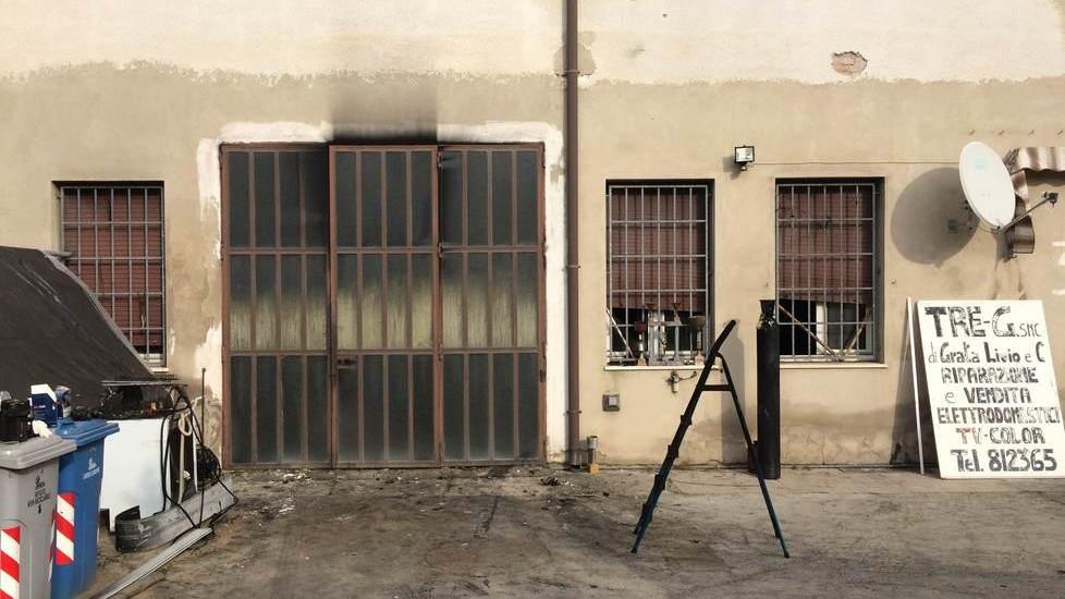 Incendio devasta il laboratorio di riparazione