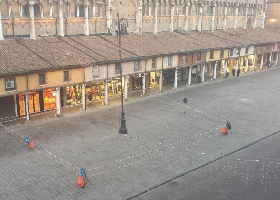 Urtato un lampione, piazza transennata