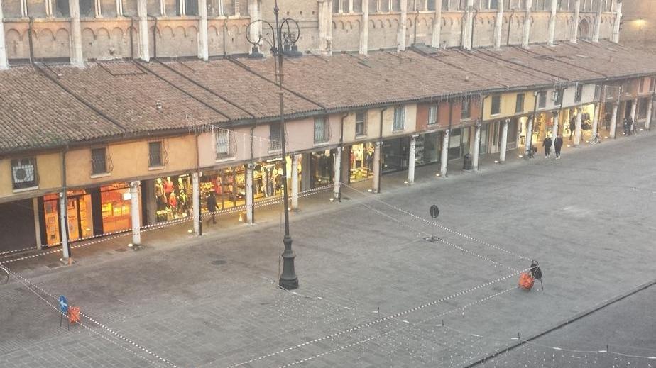 Urtato un lampione, piazza transennata
