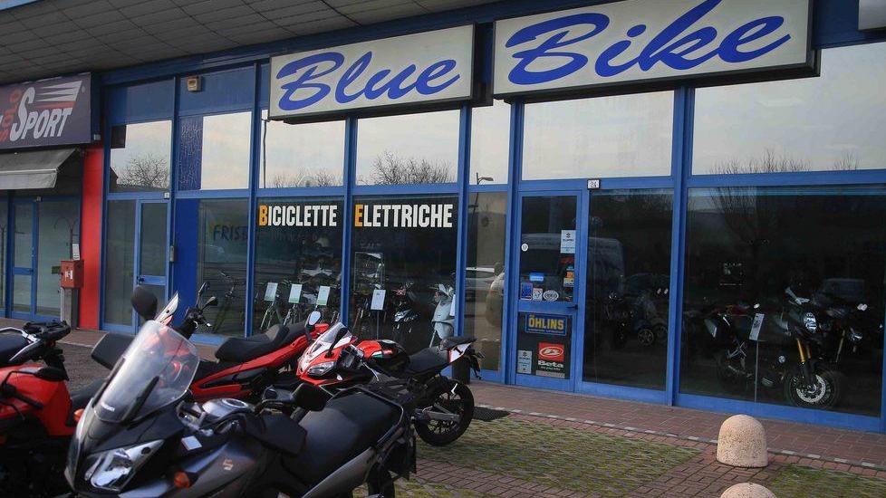 Rubate 4 moto alla Blue Bike «Città in declino»