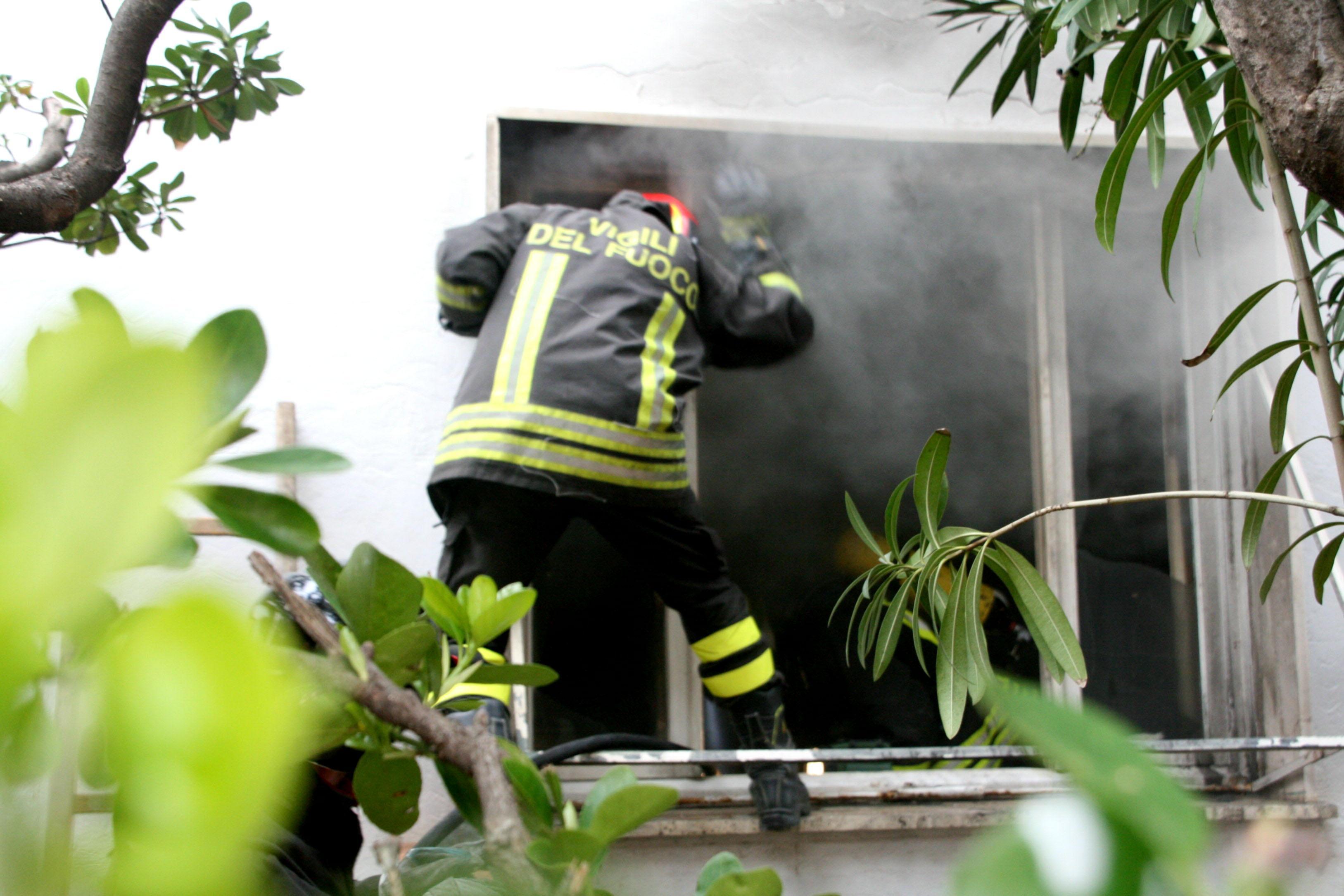 Un intervento dei vigili del fuoco (foto di repertorio)