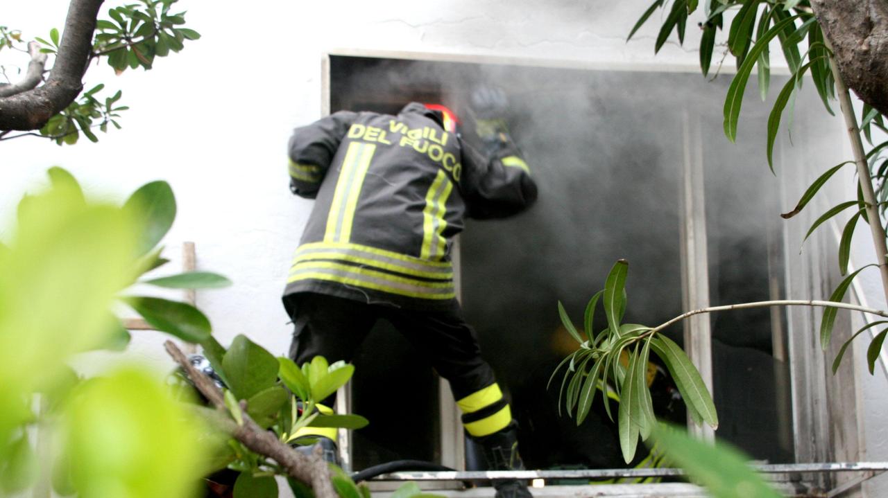 Un intervento dei vigili del fuoco (foto di repertorio)