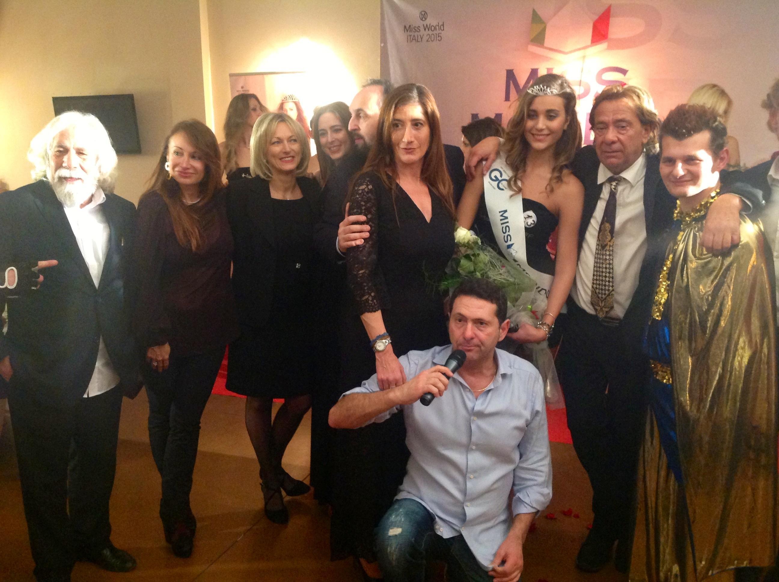 Rachele Risaliti al centro con la coroncina