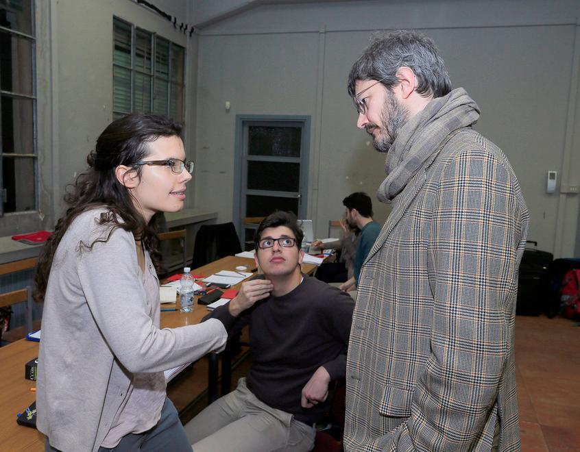 «A passo di commedia dentro una vigilia di guerra» 