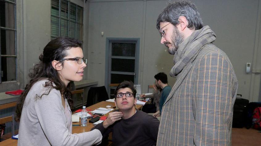 «A passo di commedia dentro una vigilia di guerra»