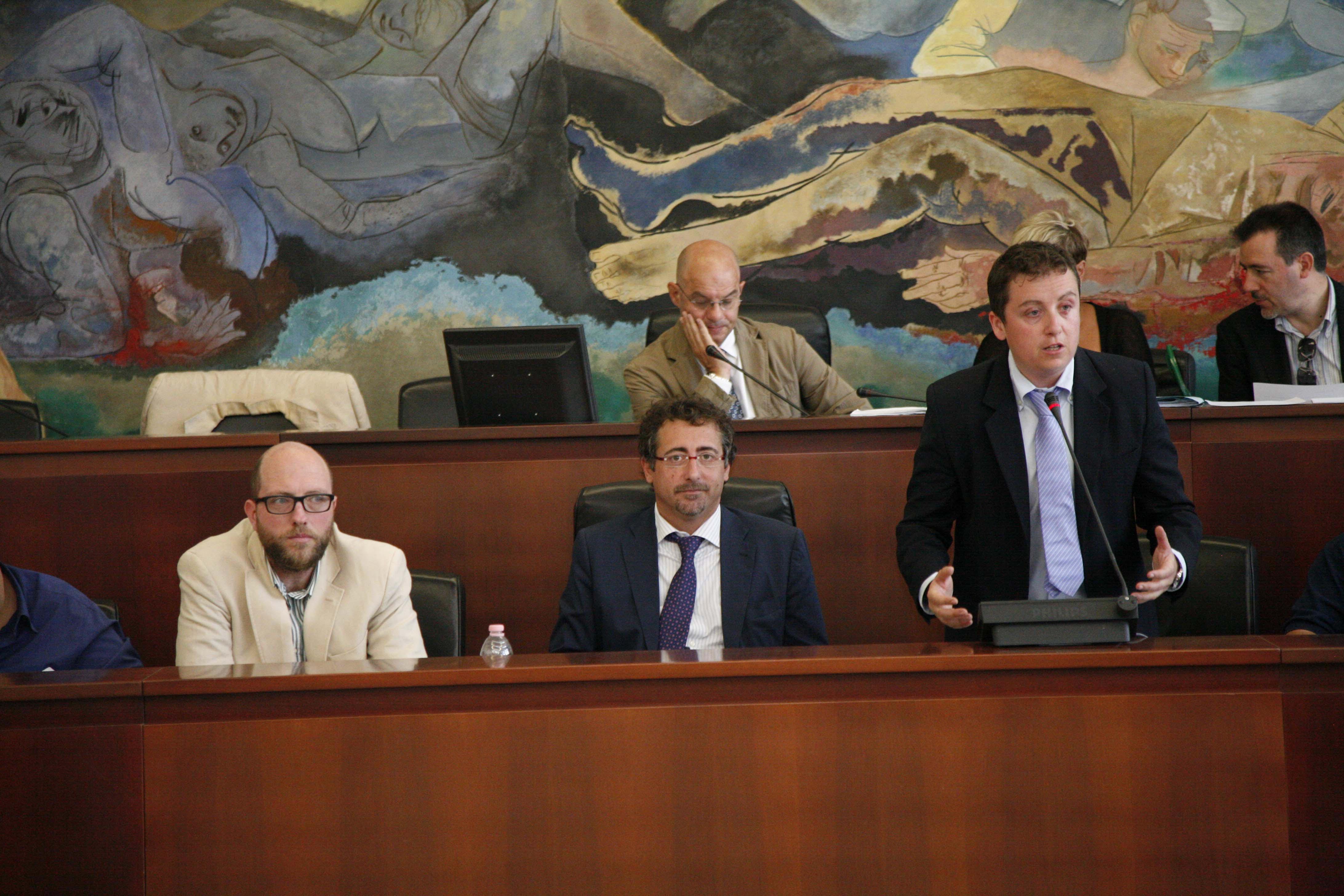 Gianmarco Romanini mentre interviene in consiglio, ala sua destra Leonardo Betti