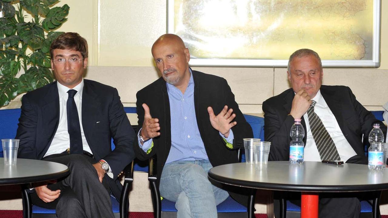 Vincenzo Onorato (al centro) con il figlio Achille e il comandante d'armamento Moby Savarese