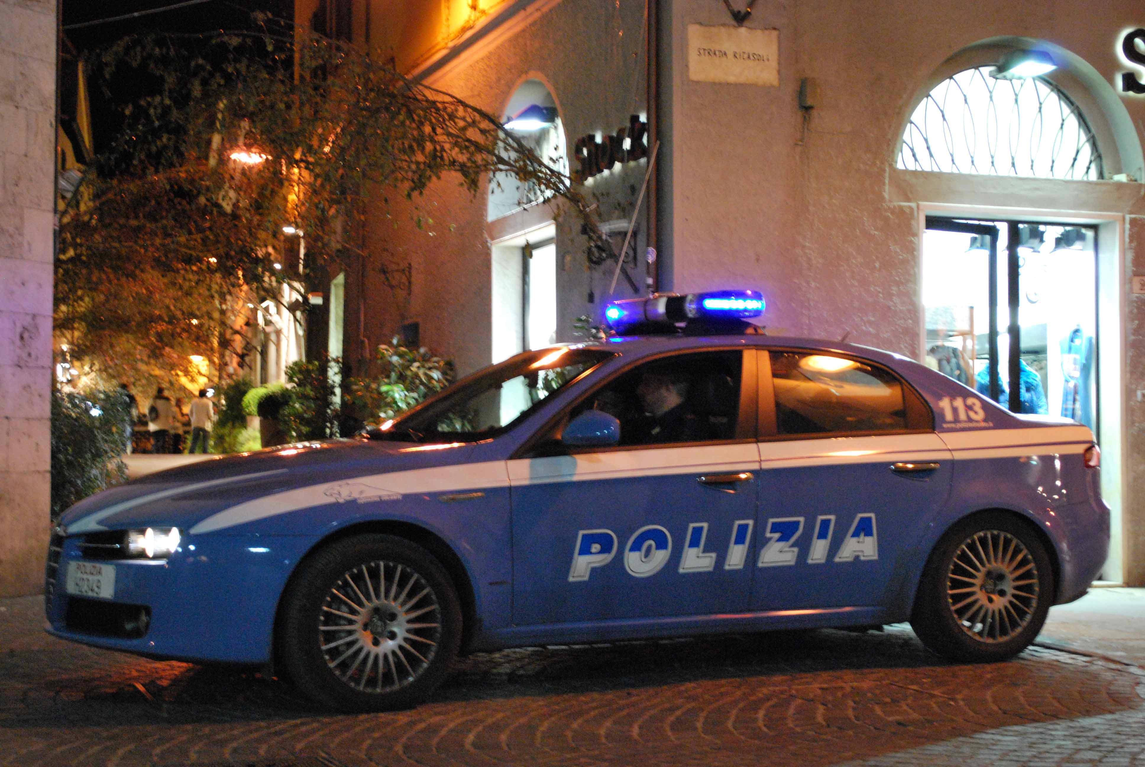 Lancia la bici contro il derubato dopo il colpo fallito 