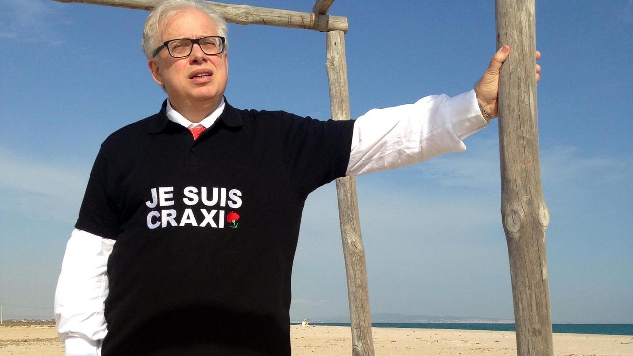 Lucio Barani indossa la polo con scritto Je suis Craxi