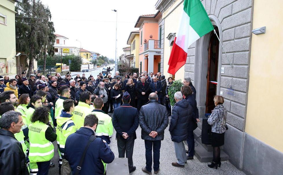 Volontari  epubblico in attesa dell'inaugurazione di fronte alla nuova sede (Foto Nucci)