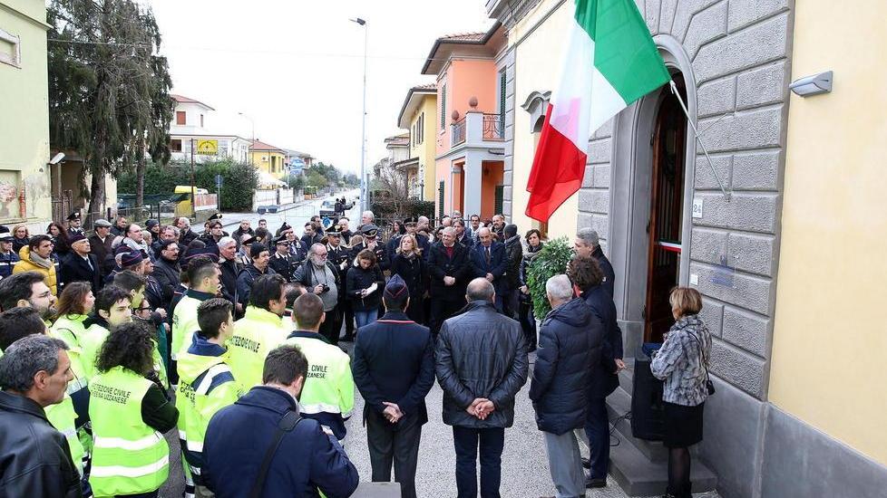 Volontari epubblico in attesa dell'inaugurazione di fronte alla nuova sede (Foto Nucci)