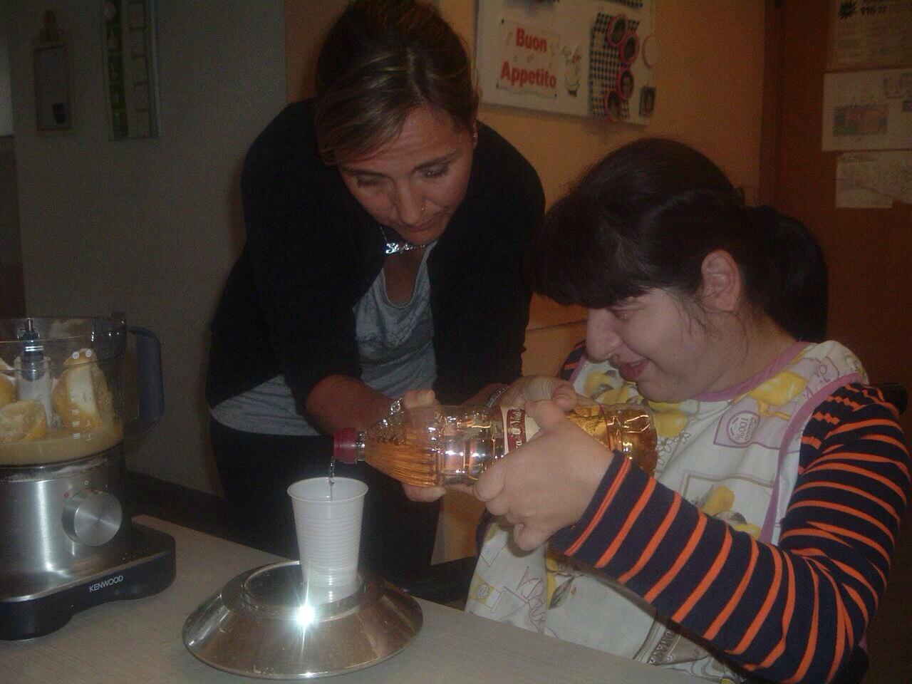 I ragazzi del centro l'Albicocco durante il laboratorio