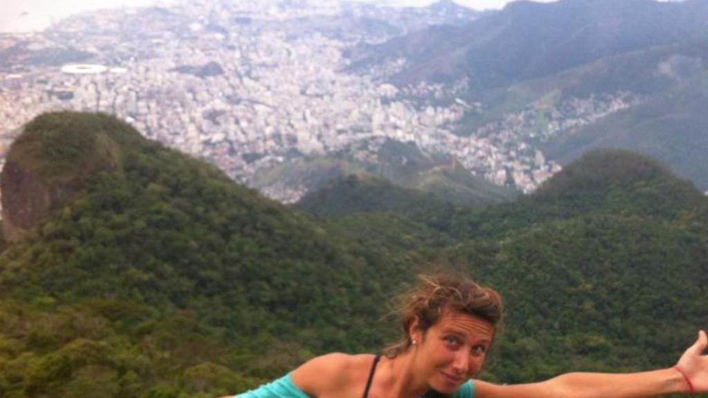Chiesa gremita per l'addio alla ventinovenne uccisa in Brasile