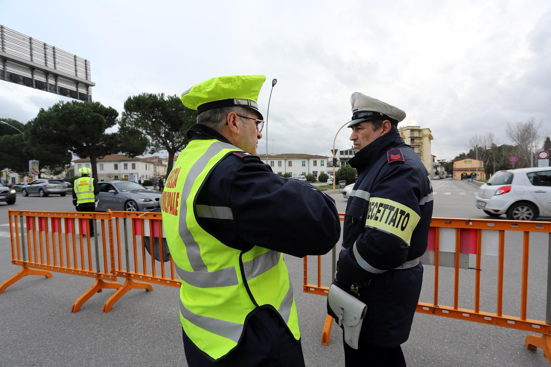 Vigili al lavoro con la fascia 