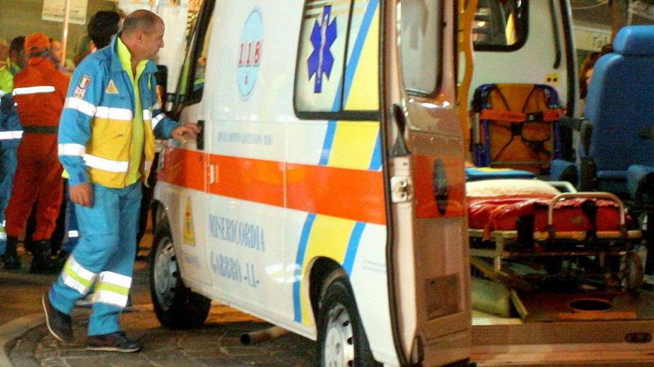 Parte un colpo dalla pistola e lo ferisce al viso: è salvo
