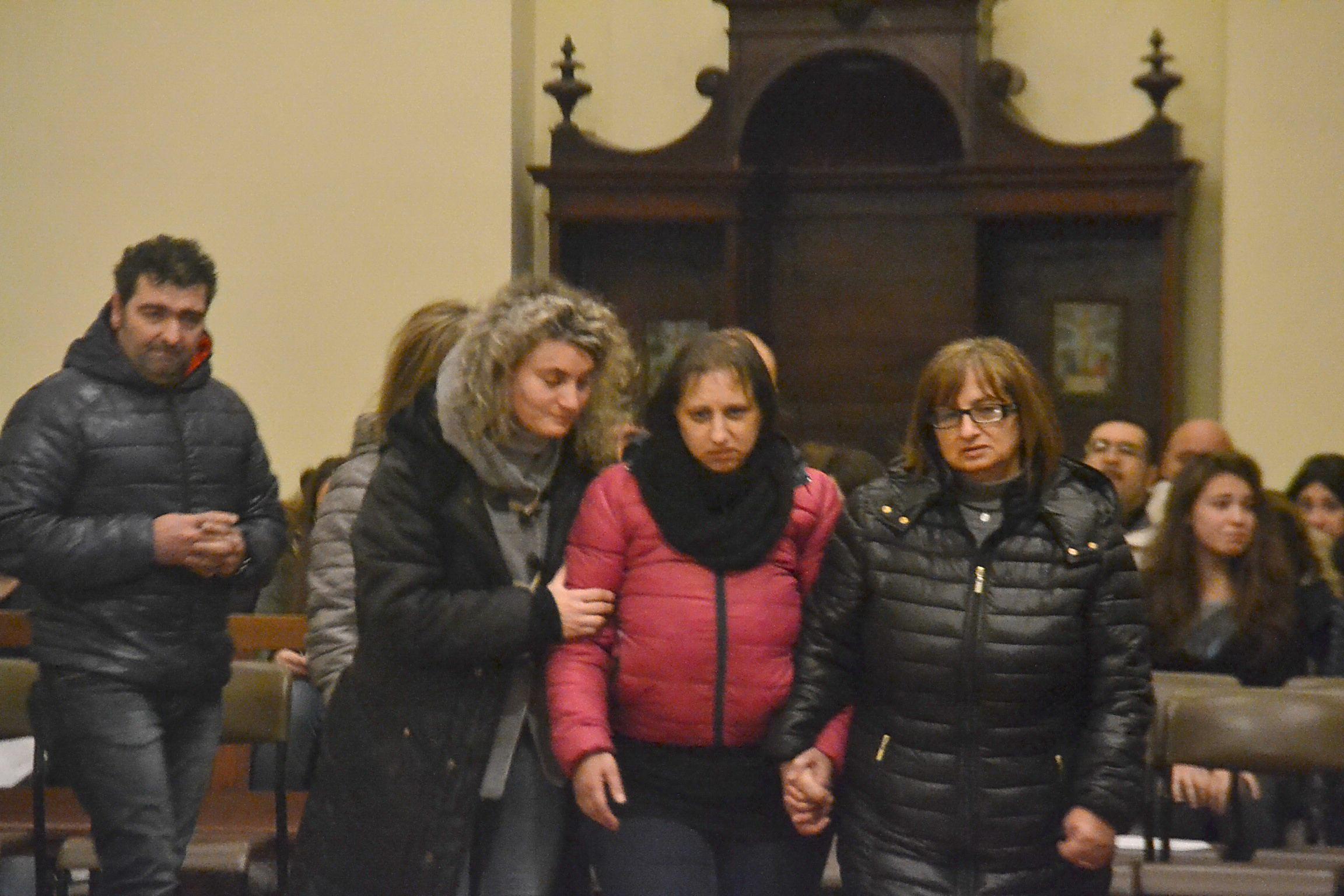 La mamma (al centro della foto) e il padre alla veglia di preghiera