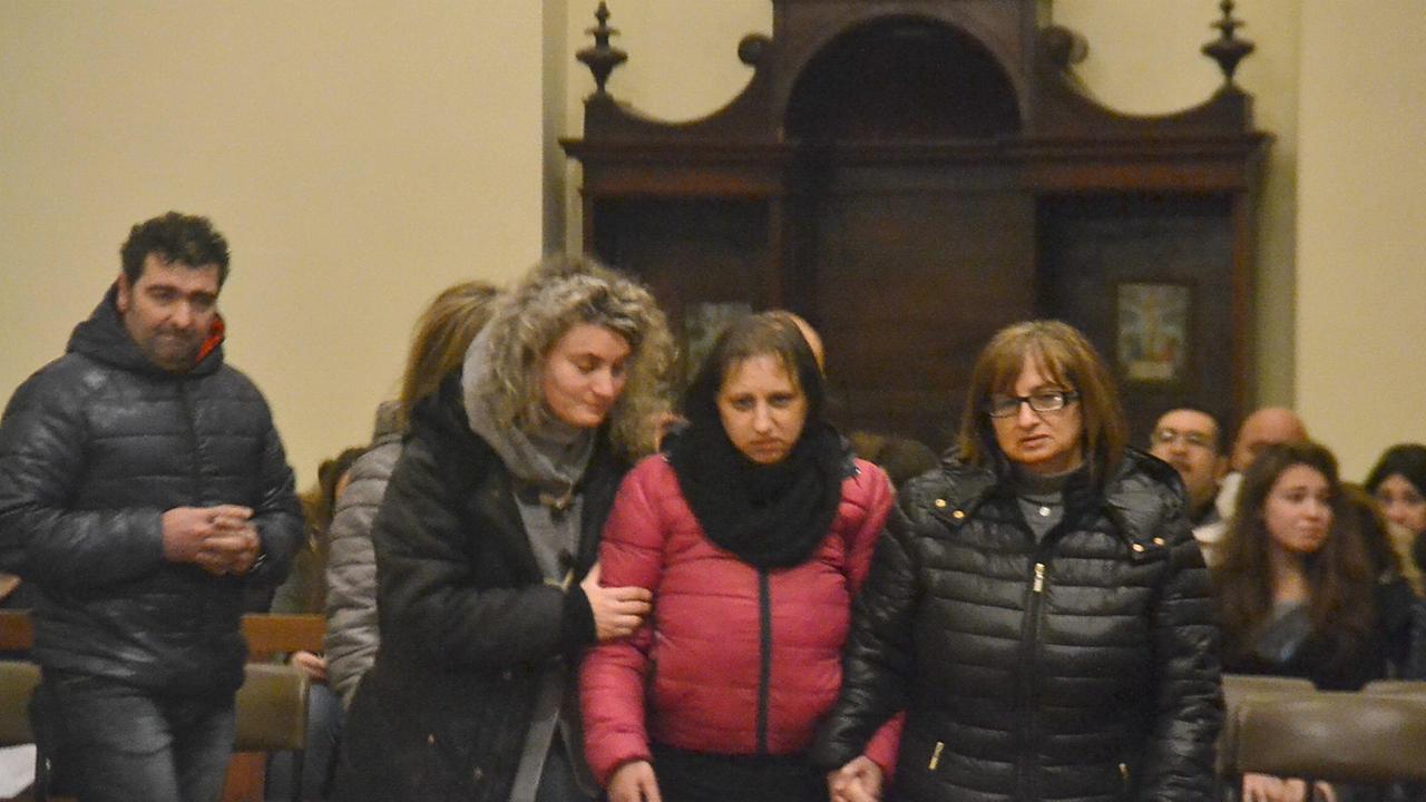 La mamma (al centro della foto) e il padre alla veglia di preghiera