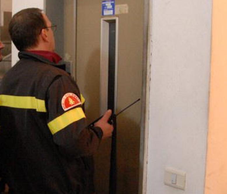 Vigile del fuoco in azione per liberare una persona intrappolata nell'ascensore (foto d'archivio)