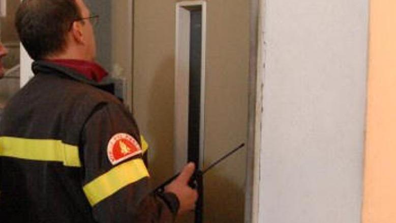 Vigile del fuoco in azione per liberare una persona intrappolata nell'ascensore (foto d'archivio)