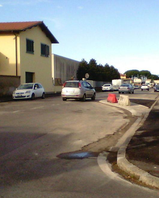 Spartitraffico pericoloso in via Guido De Ruggero