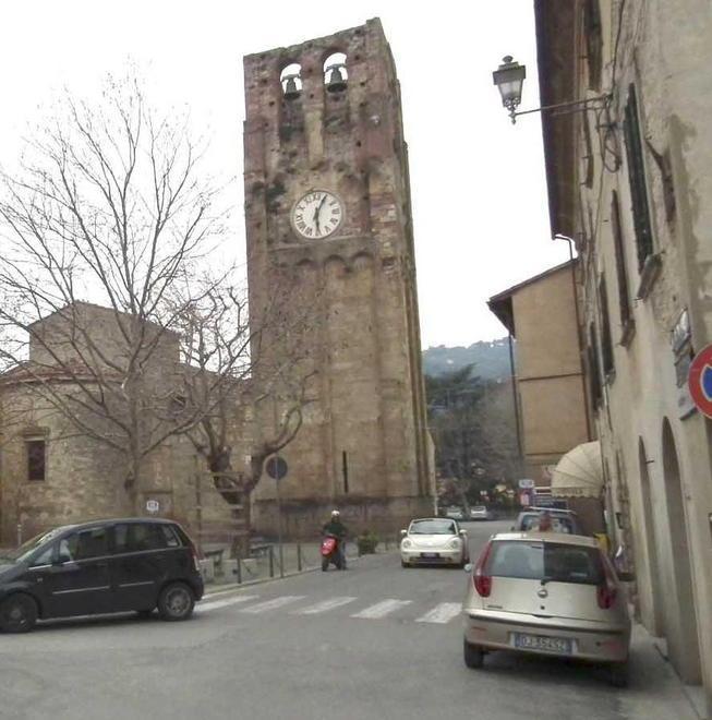 Mercato, i banchi lasciano troppi rifiuti in via Roma 