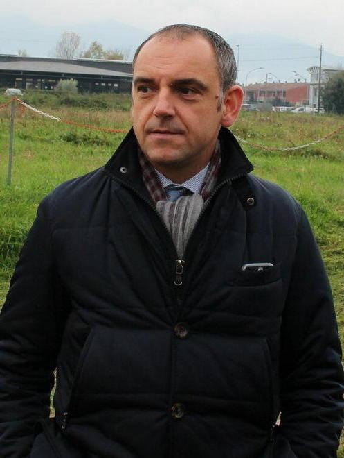 Menesini promette di mettere i lampioni 
