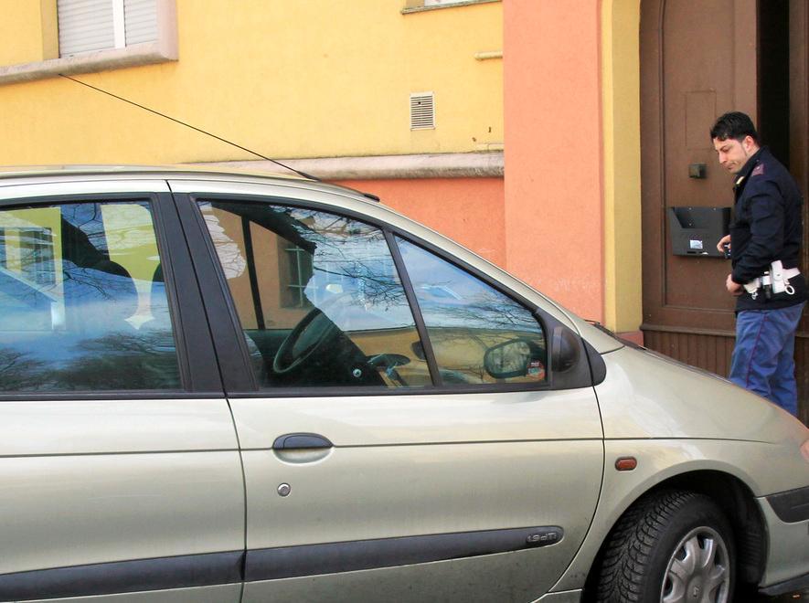 E a pochi metri altri danni alle auto 