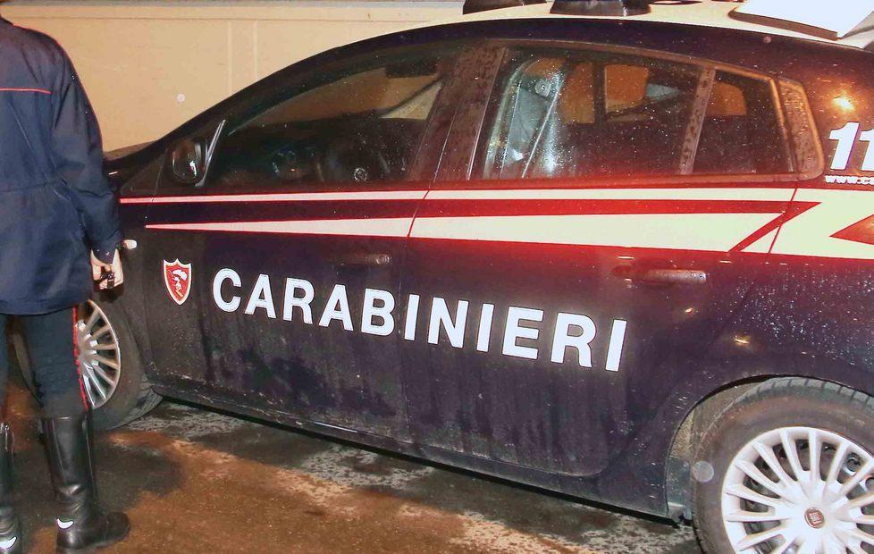 Forzano la cassa ma è senza soldi 