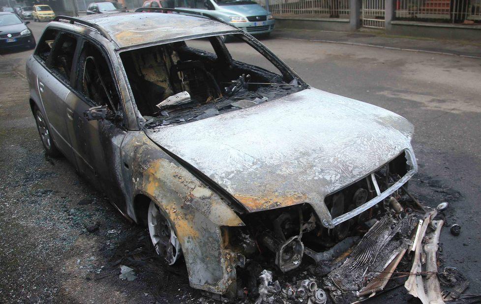 Auto distrutta dalle fiamme 
