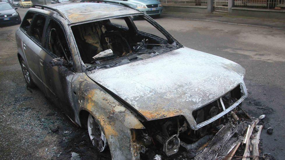 Auto distrutta dalle fiamme
