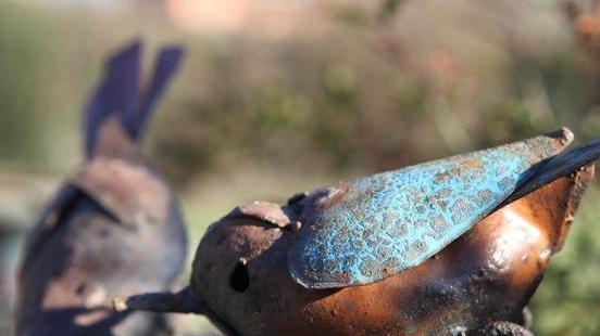 Il giardino segreto di Caroline tra arte e “stanze” fiorite