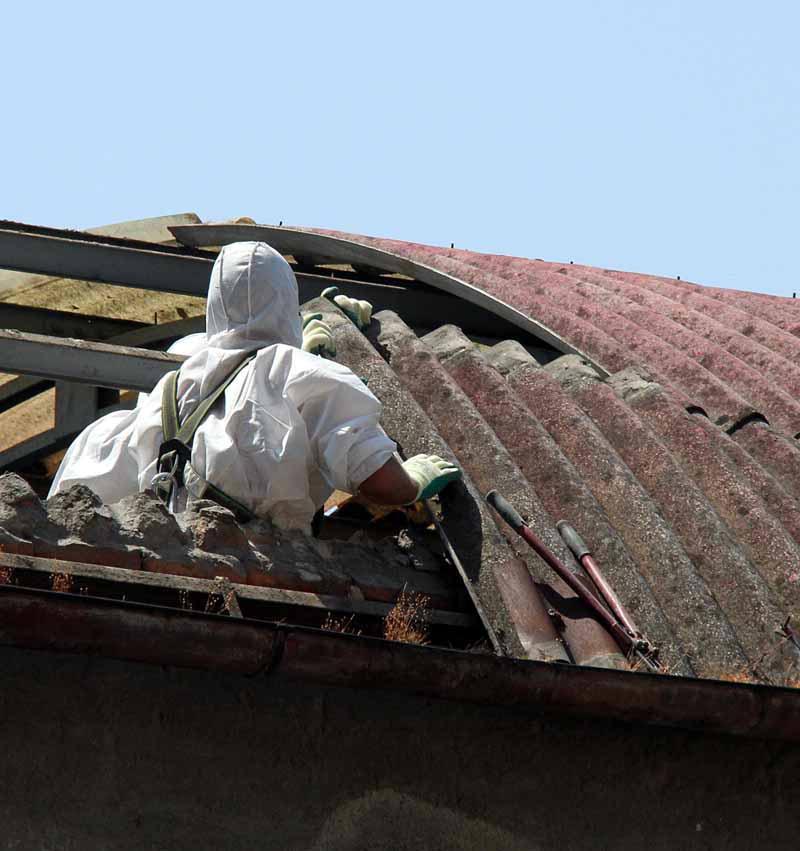 Operaio al lavoro su una bonifica di eternit