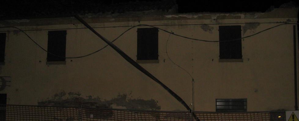 Crolla il tetto, chiusa la strada 