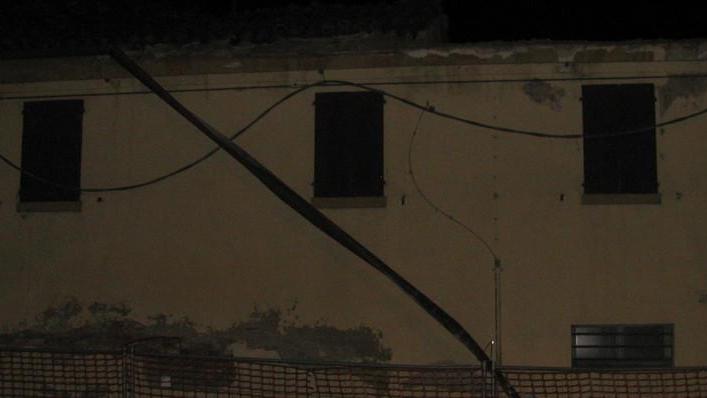 Crolla il tetto, chiusa la strada